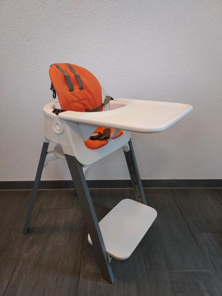 Stokke Steps Hochstuhl mit Babyset, Kissen und Tablett in Netphen