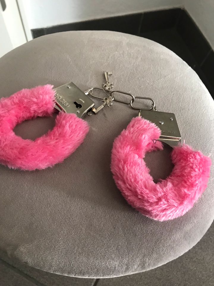 Liebeshandschellen in pink mit zwei Schlüssel in Düsseldorf