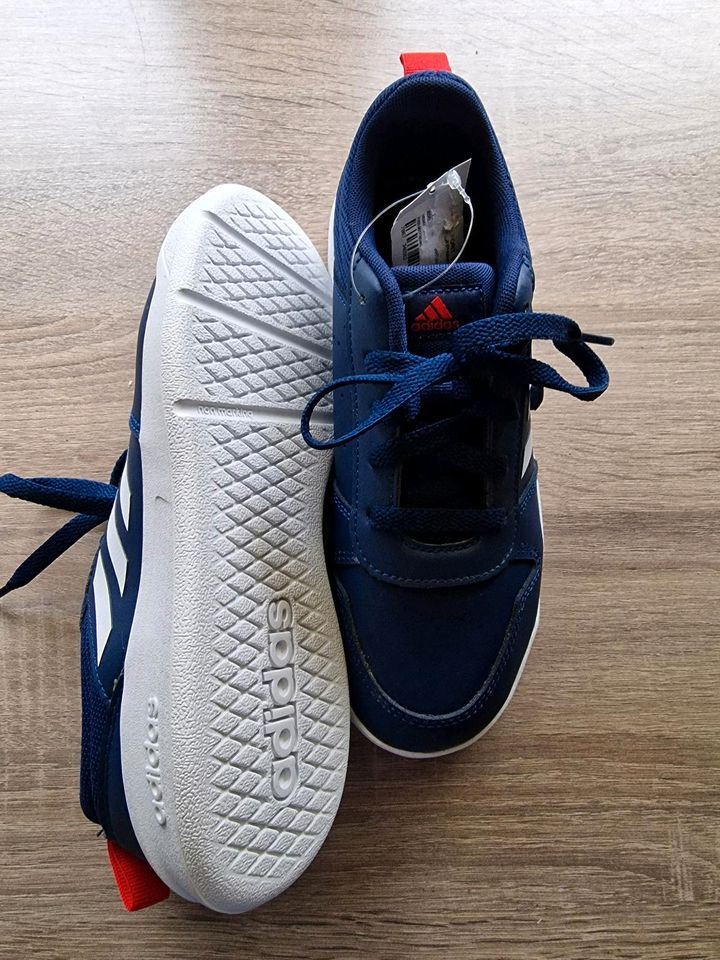 :) NEUE Adidas Hallenschuhe in Weißenfels