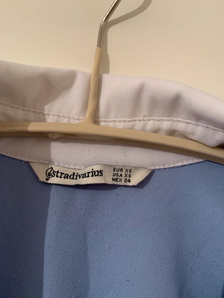 Stradivarius Bluse blau Blumen XS / 34 in Reichertshofen