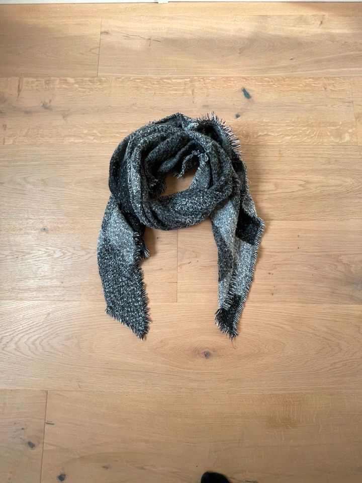 Hallhuber Oversize Schal schwarz weiß grau Melange in Aumühle bei Hamburg
