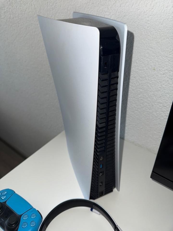 Playstation 5 Slim Edition o. Laufwerk + Controller und Monitor in Duisburg