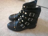 Schwarze Stiefeletten mit goldene und silberne Nieten Perlen Bayern - Hof (Saale) Vorschau