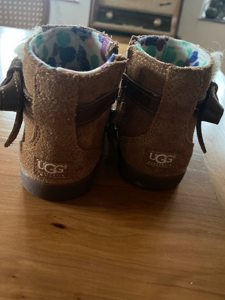 Ugg Kinder Stiefel Stiefelette Winter Winterschuhe gefüttert 25 in Niederwinkling