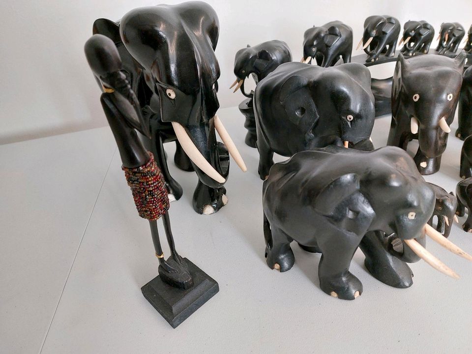 17 Alte Afrikan Ebenholz Elefanten Und Zwei Afrikanische Figuren in Emstek
