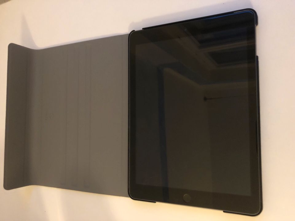 iPad 9.7“ 5.Generation (2017), 128GB, WLAN+LTE, Space Grau in Berlin