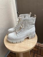 Beige / weiße Stiefel Größe 39 München - Maxvorstadt Vorschau