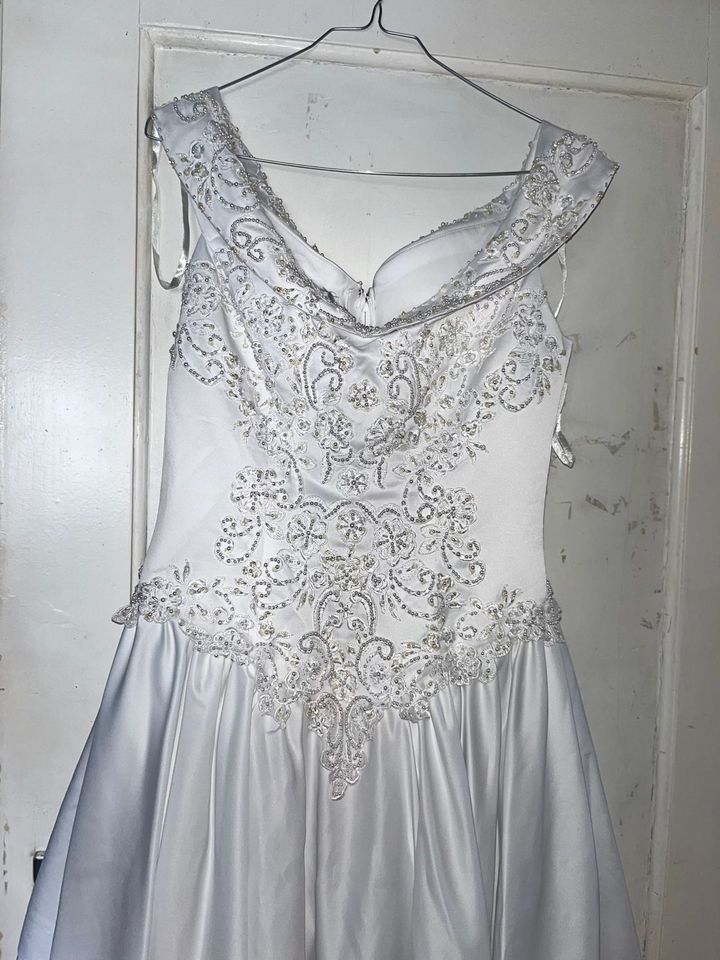 Hochzeitskleid + 3 Meter Schleppe 300€ VB in Offenbach