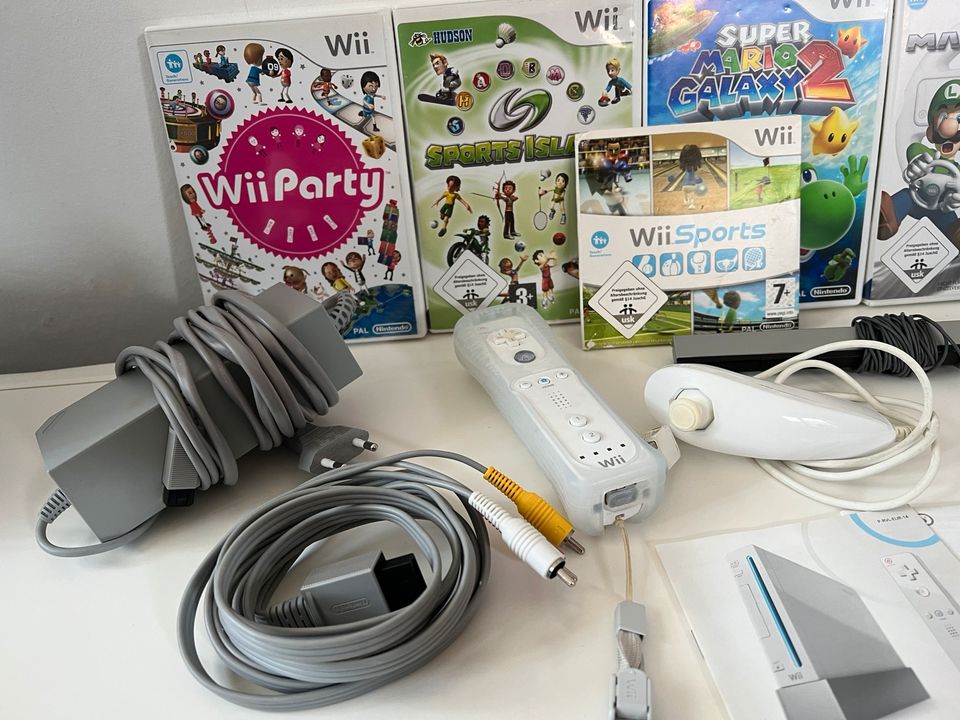 Nintendo Wii Konsole Weiß + Zubehör & Spiele Wii Mario Galaxy 2 in Nettetal