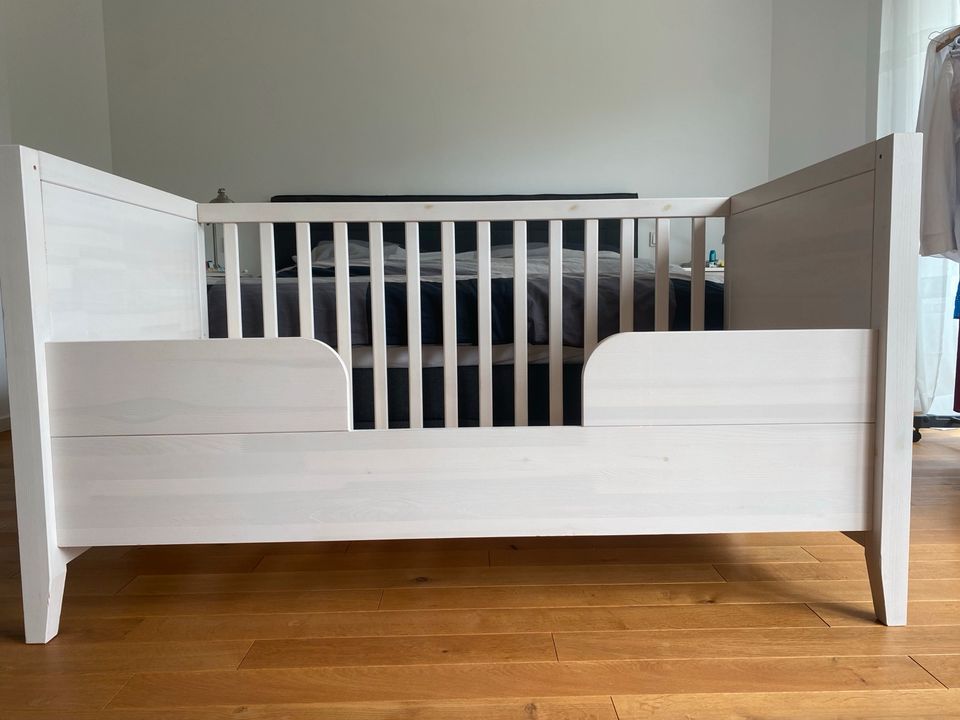Baby-/ Kinderbett aus Massivholz in Bonn