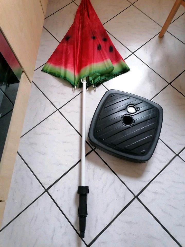 Sonnenschirm und Schirmstaender 5€ in Wilhelmshaven