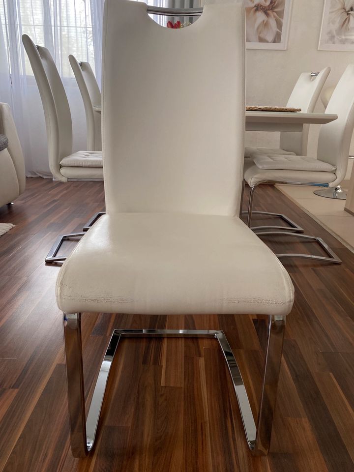 Weiße Stühle/Esszimmer in Langenzenn