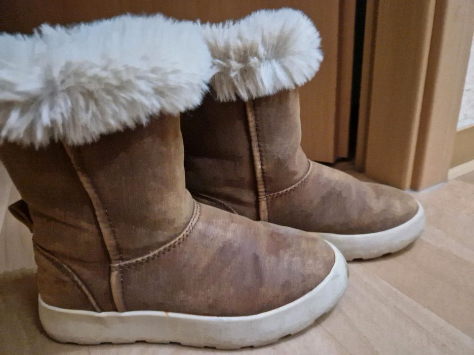 Neuwertige Winter Stiefel warm gefüttert. Größe 31. Zara in Magdeburg