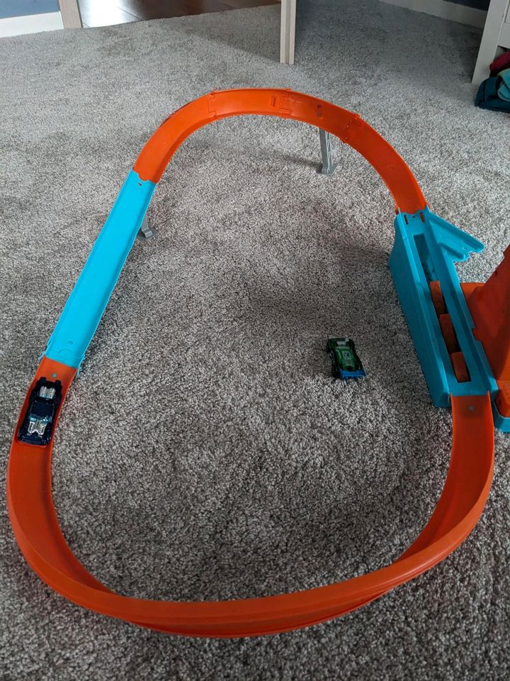 Hot wheels Bahn Loop mit Abschussvorrichtung in Berlin