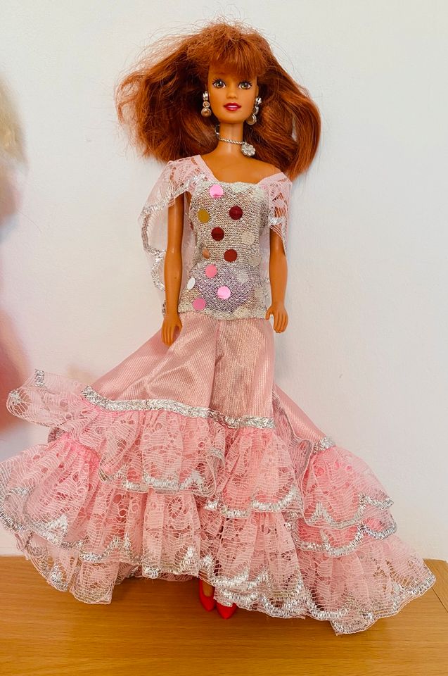 Barbie Puppen mit verschiedenen Outfits in Berlin