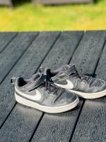 Nike Sneaker Turnschuhe 33,5 Niedersachsen - Lüneburg Vorschau