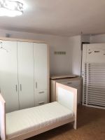 Kinderzimmer Babyzimmer, Schrank Bett Kommode weiß beige Bayern - Wallersdorf Vorschau