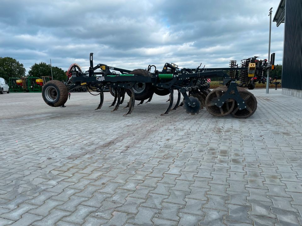 Mulchgrubber 4,5m mit Fahrwerk, Gebrauchtmaschine, Federsteinsicherung, Doppel U-Profilwalze LED-Beleuchtung. hydr. Tiefeneinstellung in Klein Berßen