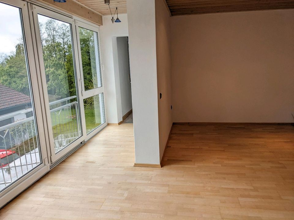 Helle 4-Zimmer Wohnung in Bernhardswald (Lkr. Regensburg) in Bernhardswald