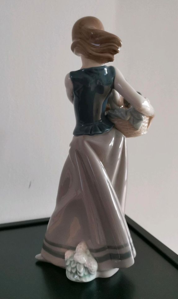 Lladro Porzellan Figur Mädchen mit Welpen, Hunde in Bergisch Gladbach