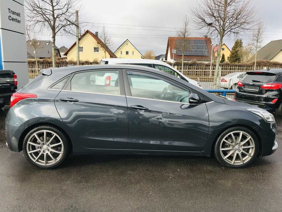 Hyundai i30 1.6 Turbo GDI, Bi-Xenon,Teilleder,Navi in Berlin