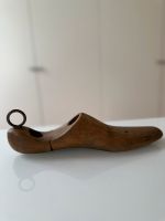 Vintage - Schuhleiste aus Holz mit Metallring Nordrhein-Westfalen - Solingen Vorschau