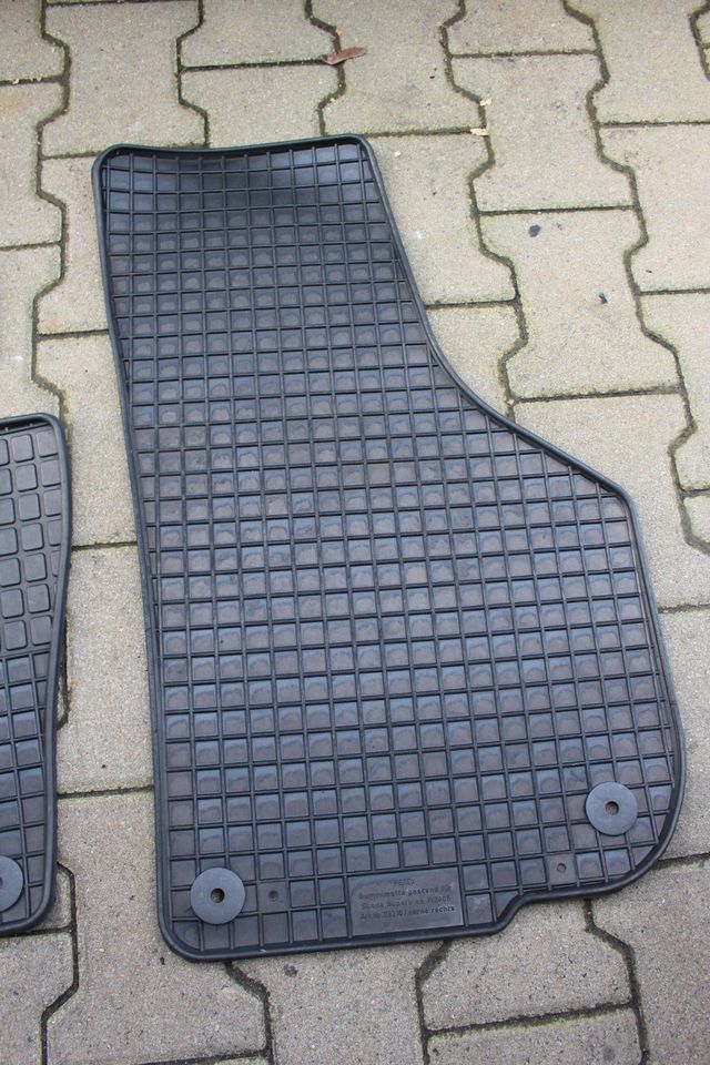 Skoda Superb 3T 08-13 Gummi Fußmatten Gummimatten Vorne gebraucht in Rommerskirchen