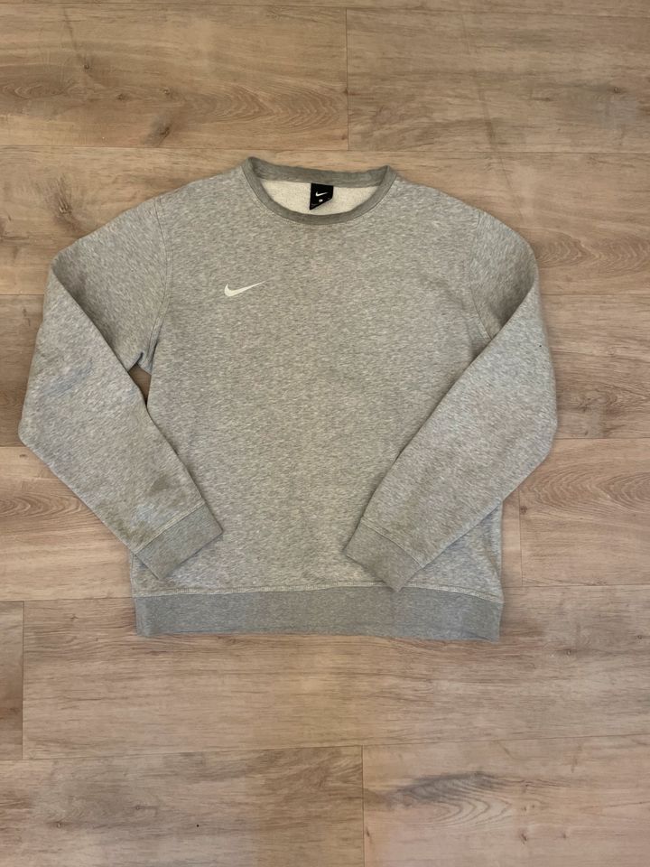 Vintage Nike Sweater in Berlin