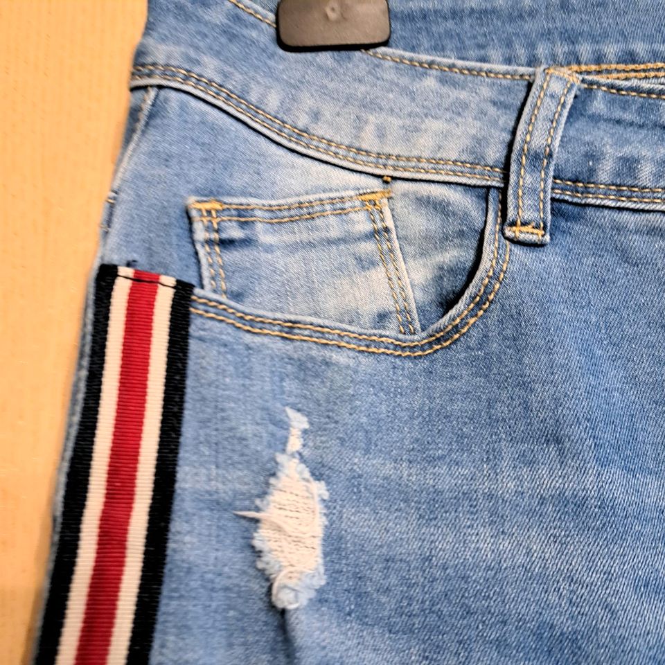 Damenjeans Ripped Usedoptik Zierstreifen Fransen 0 in Rinchnach