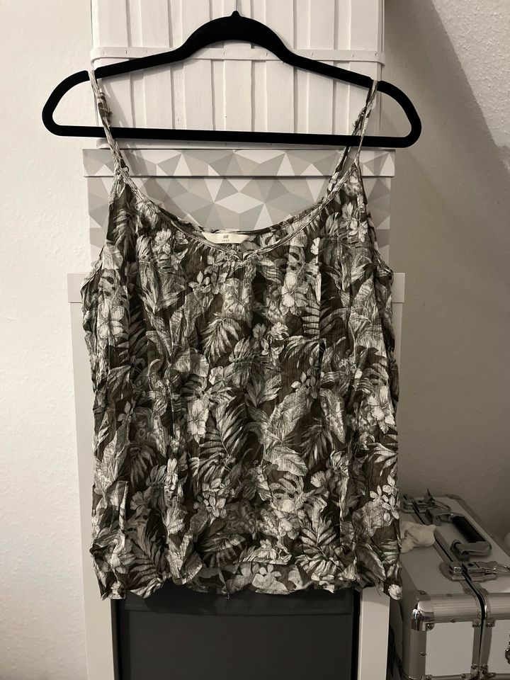 H&M Top Blumen Safari grün Gr. L in Gummersbach