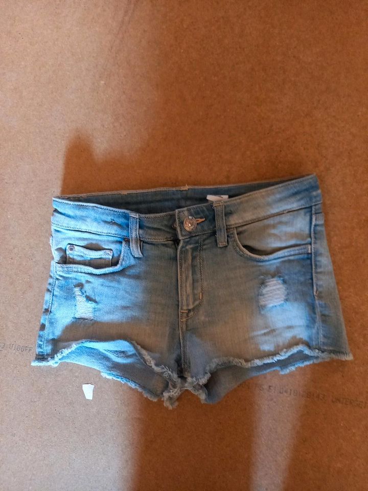 Kurze Hose shorts gr 128 in Tauberbischofsheim