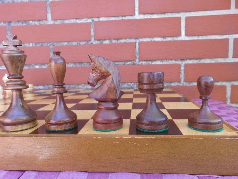 Schachspiel Schachkassette guter Zustand tolle Figuren in Stadthagen