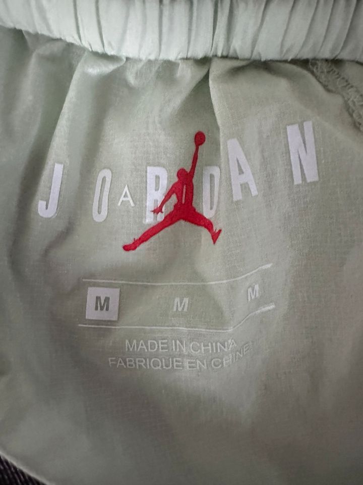 Nike Jordan Off-Shoulder- Jacke in salbeigrün in Dresden