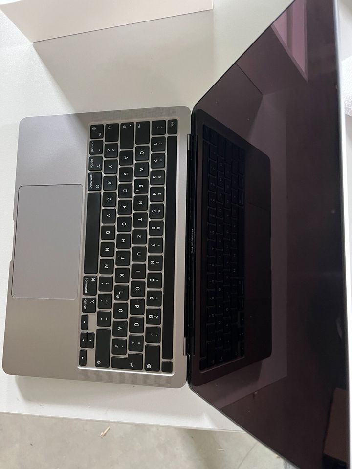 Apple MacBook Pro 13.3″ Spacegrau, M1 – 1TB/16GB - 19% MwSt in Rosdorf