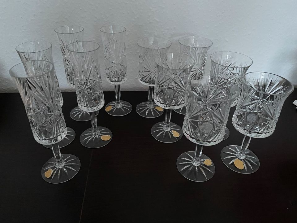 Gläser verschiedene Formen / Glasschüsseln/ Porzellan u.a.Sachen in Bodenheim