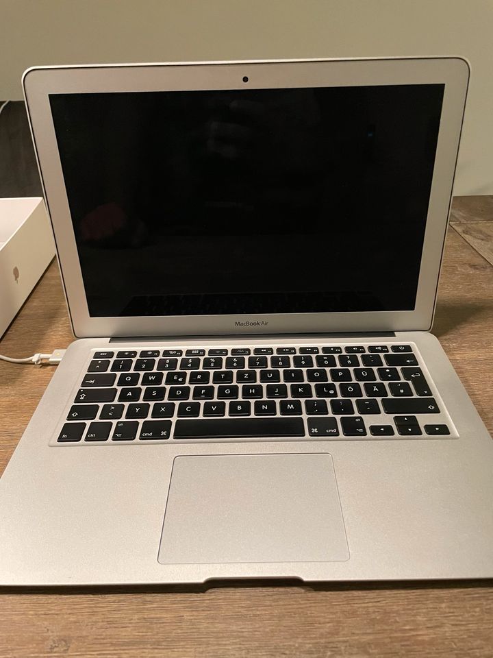 Apple MacBook Air 13,3 Zoll (2012) | Gepflegter Zustand in Remchingen