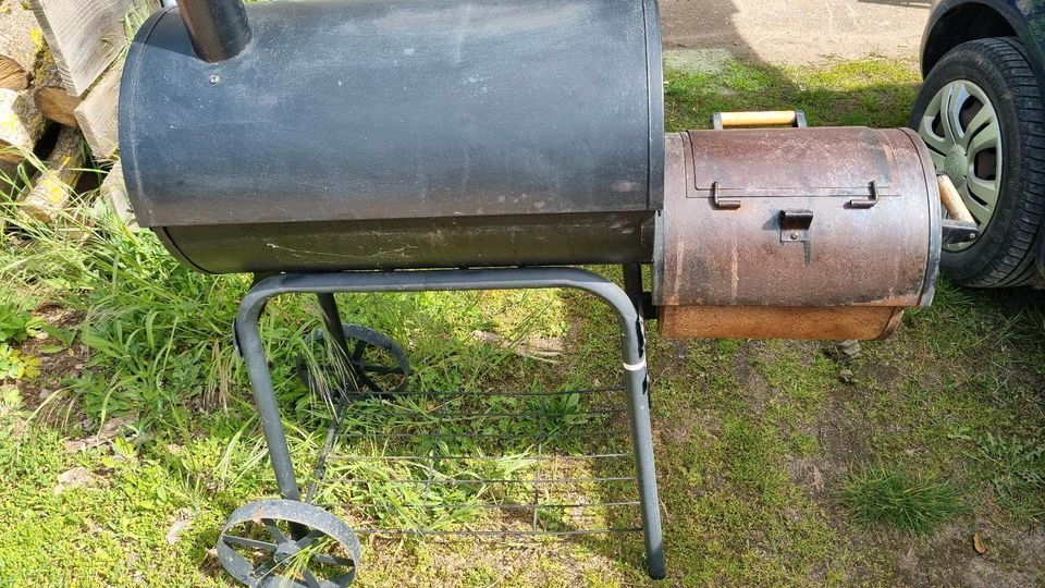 Smoker Grill mit zwei separaten Grillflächen in Kitzingen