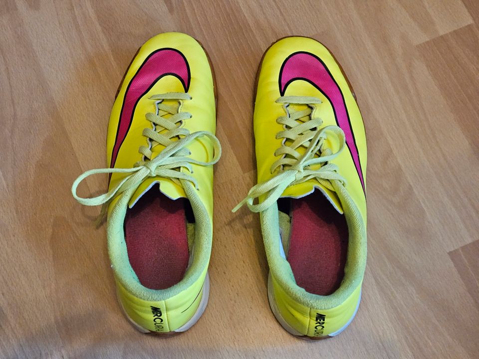 Nike Sportschuhe, Fußball Hallenschuhe, Turnschuhe Gr. 38,5 in Hockenheim