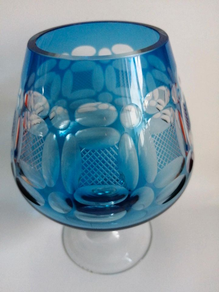 Blau Überfang Kristall Vase mit handgeschliefenem Muster in Pampow