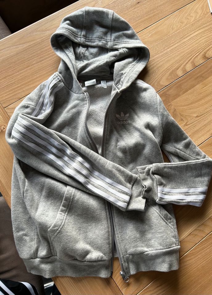 Adidas Jacke, Kindergröße: (152) in Hagenburg