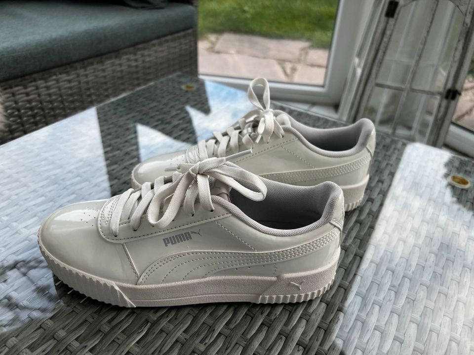 Puma Sneaker beige weiß glänzend 37,5 in Weißenhorn