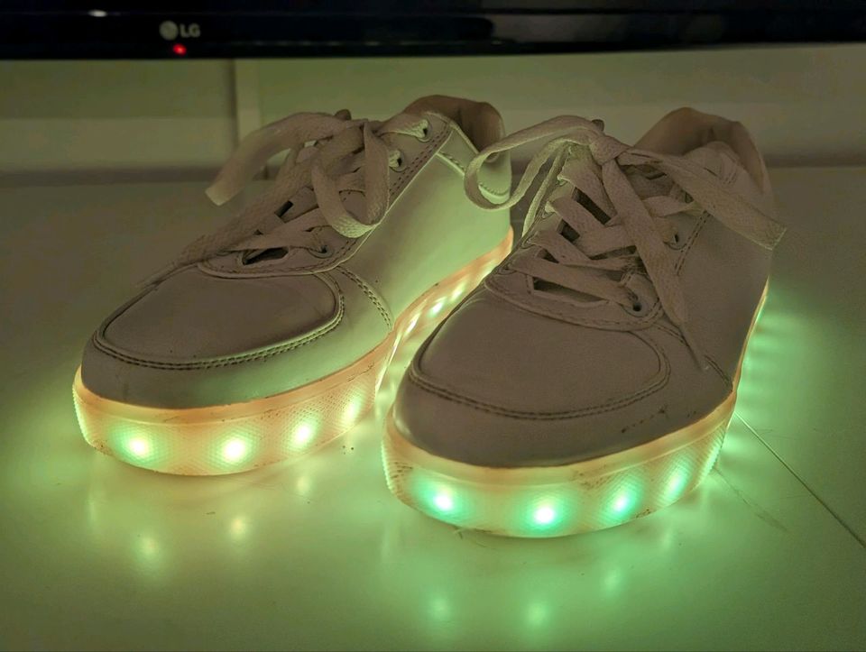 Leucht Sneaker Schuh in Flensburg