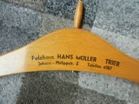 Vintage Holz Kleiderbügel mit Aufdruck Pelzhaus Müller Trier Rheinland-Pfalz - Wirges   Vorschau