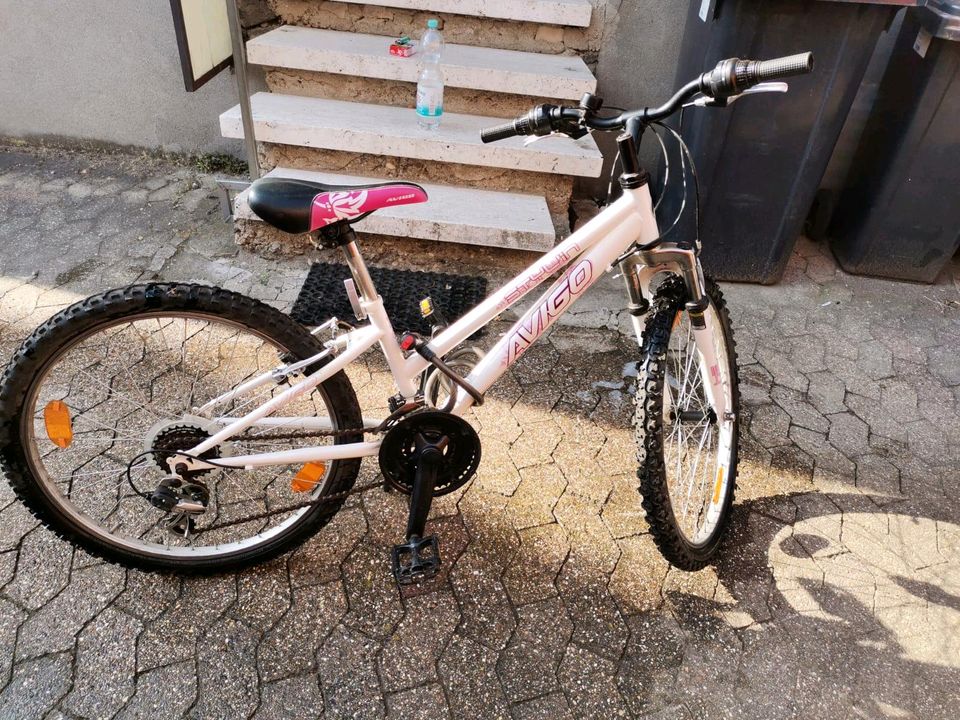 Mädchen Fahrrad. in Kaisersesch