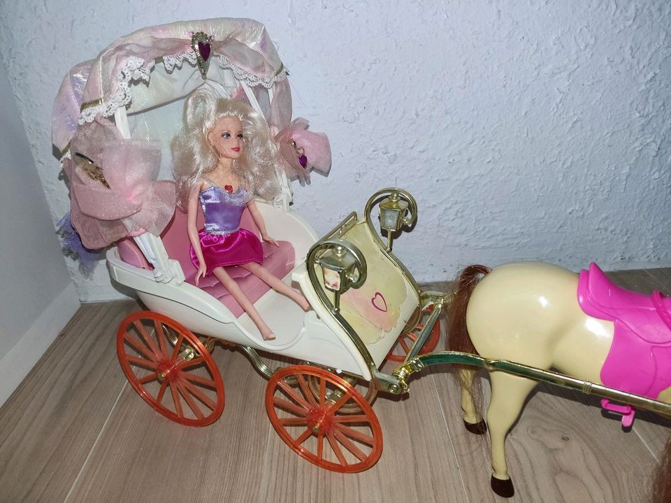 Barbie Kutsche 1976 mit funktioneller Puppe und Pferd in Schramberg