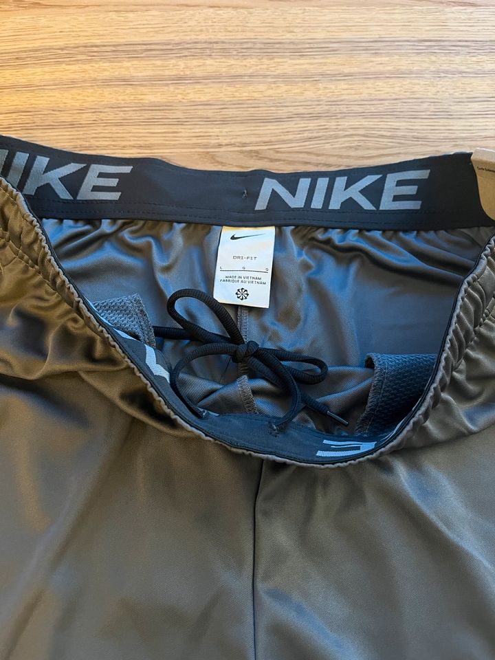 Nike Short kurze Hose Größe L in Kerpen