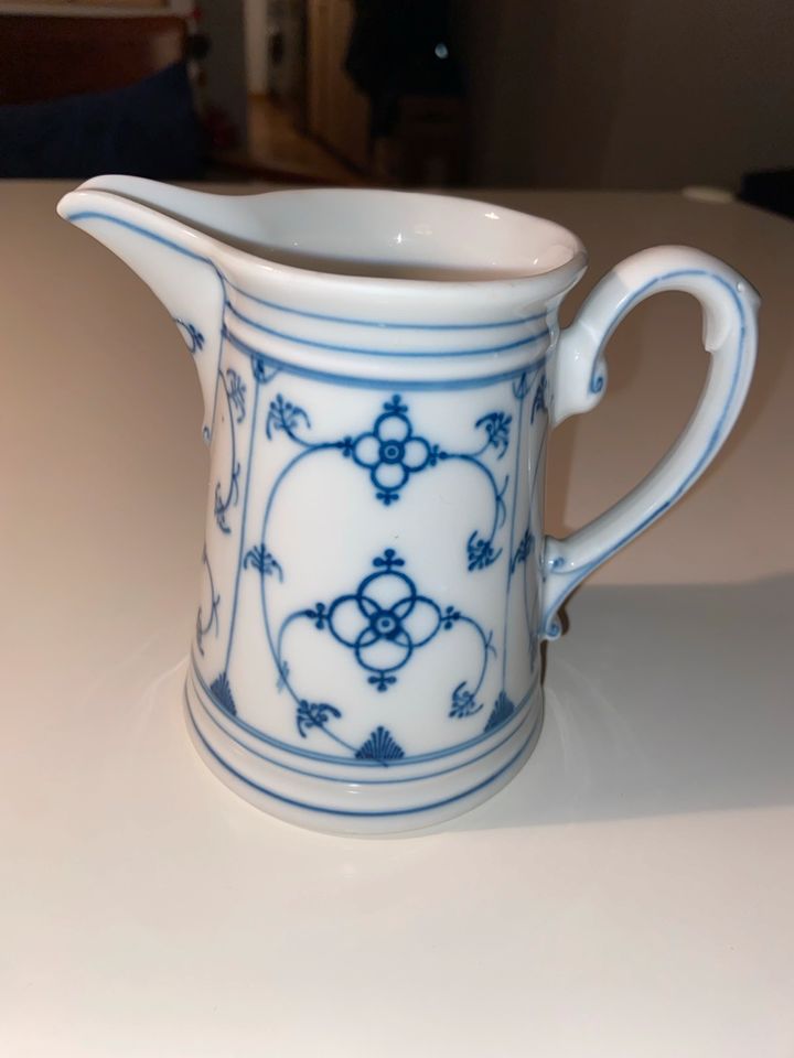 Milchkanne Kanne Porzellan Strohblume Indischblau Weiß Blau in Berlin