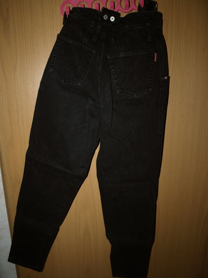 Jeans mit abnehmbaren Trägern in St. Wendel