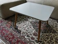 Toller weißer Couchtisch | Danish Design | quadratisch, Holzfüße Düsseldorf - Stadtmitte Vorschau