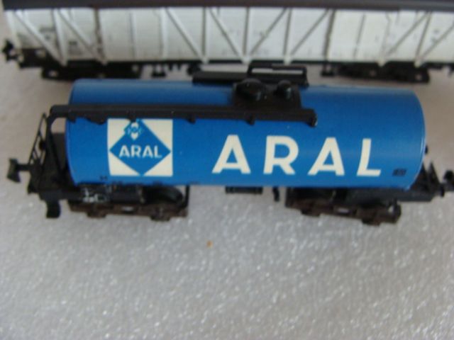 Arnold 2023, Diesellok BR 221 151-0 mit vier Güterwaggons, Spur N in Olching